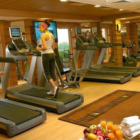 Hotel Jaypee Vasant Continental Neu-Delhi Exterior foto A treadmill in a gym