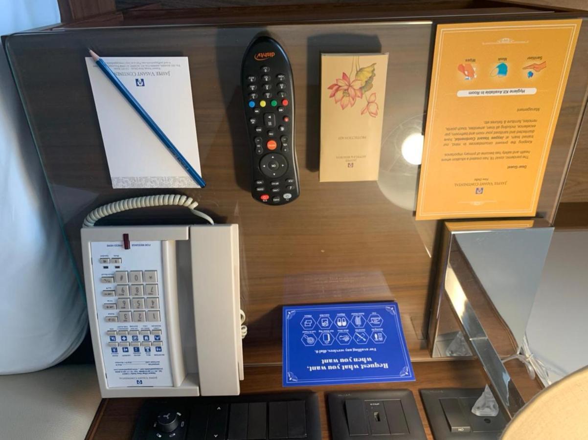 Hotel Jaypee Vasant Continental Neu-Delhi Exterior foto A telephone in a hotel room