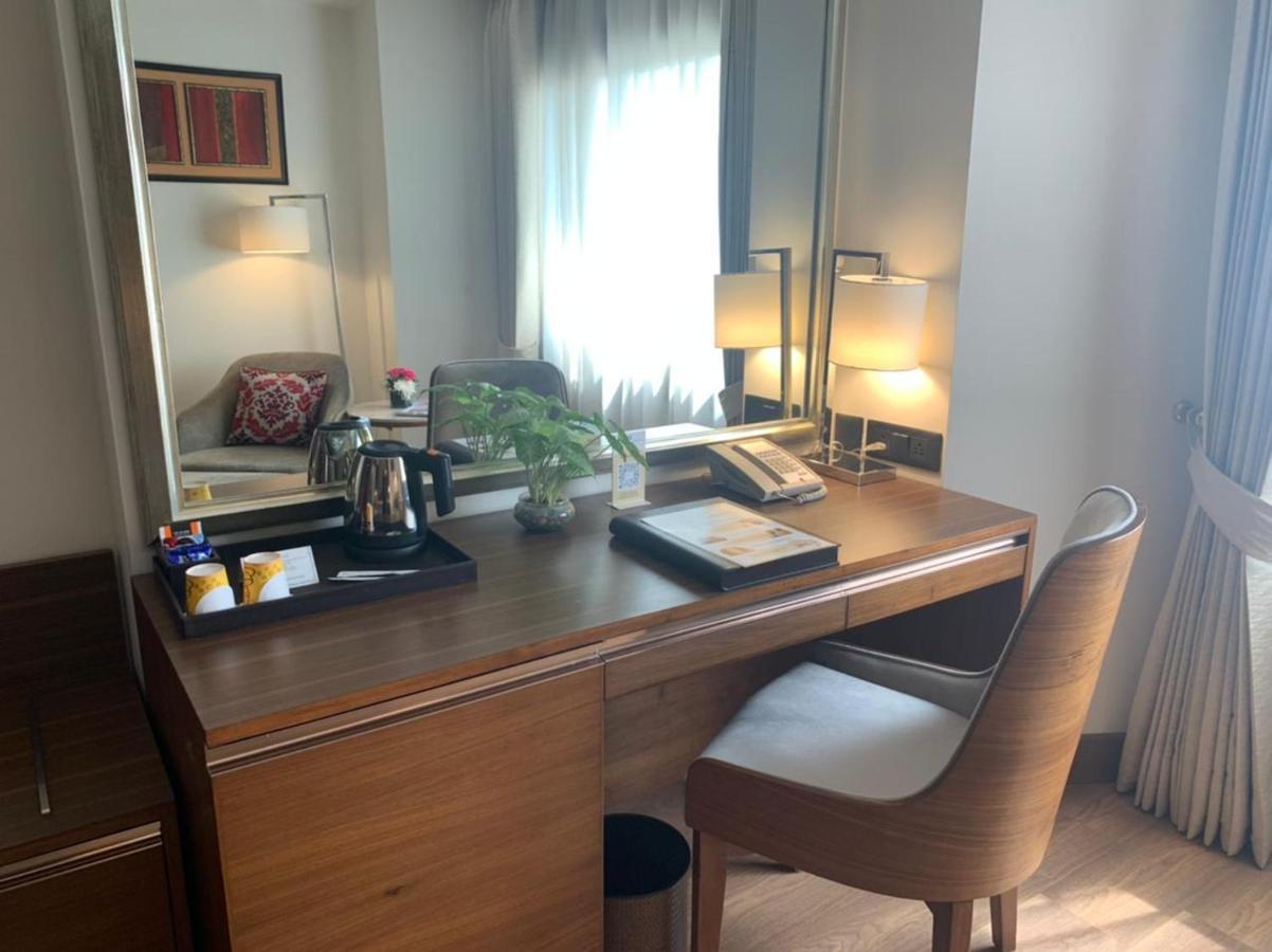 Hotel Jaypee Vasant Continental Neu-Delhi Exterior foto A desk in a hotel room