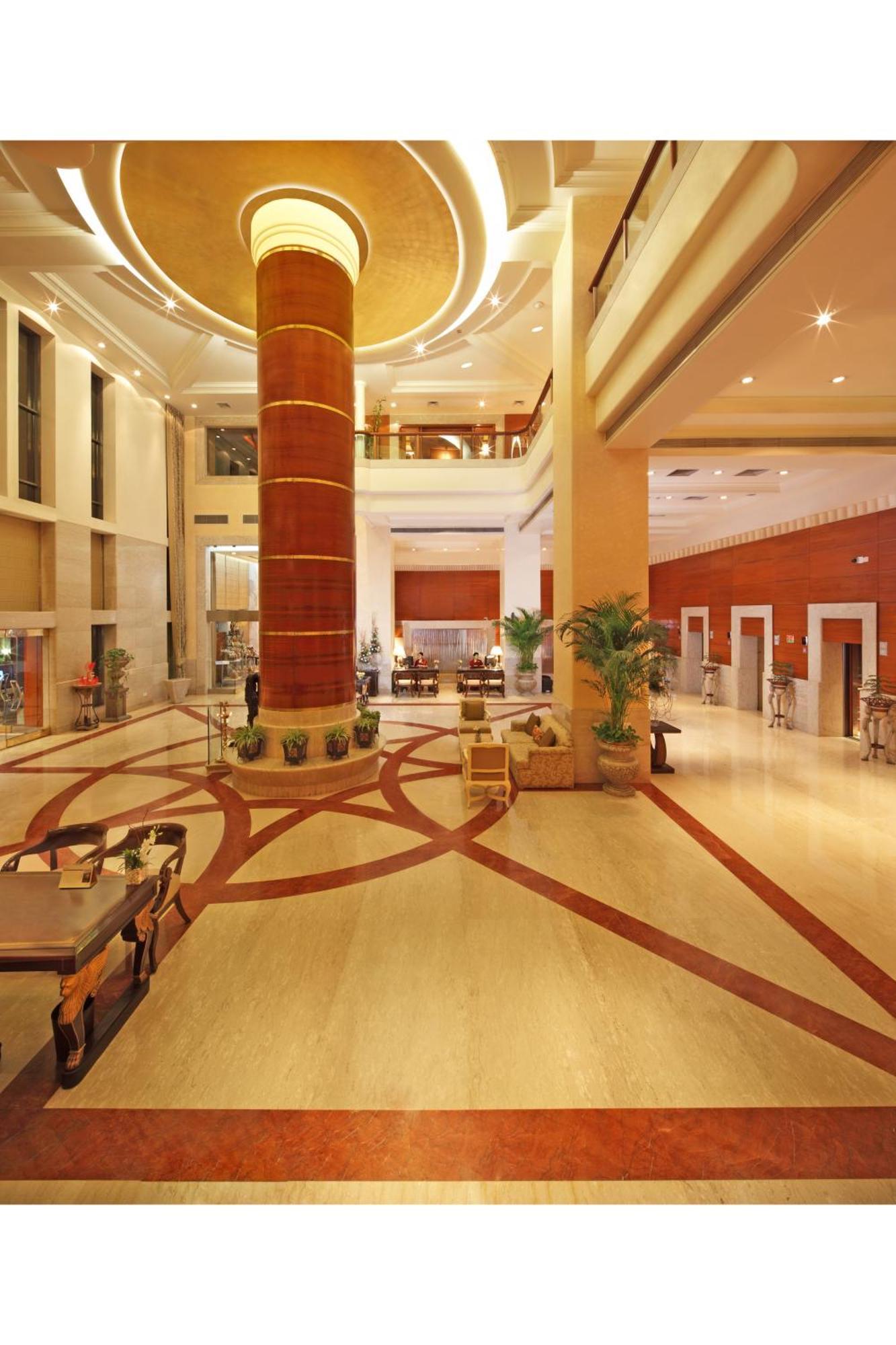 Hotel Jaypee Vasant Continental Neu-Delhi Exterior foto The lobby of the hotel