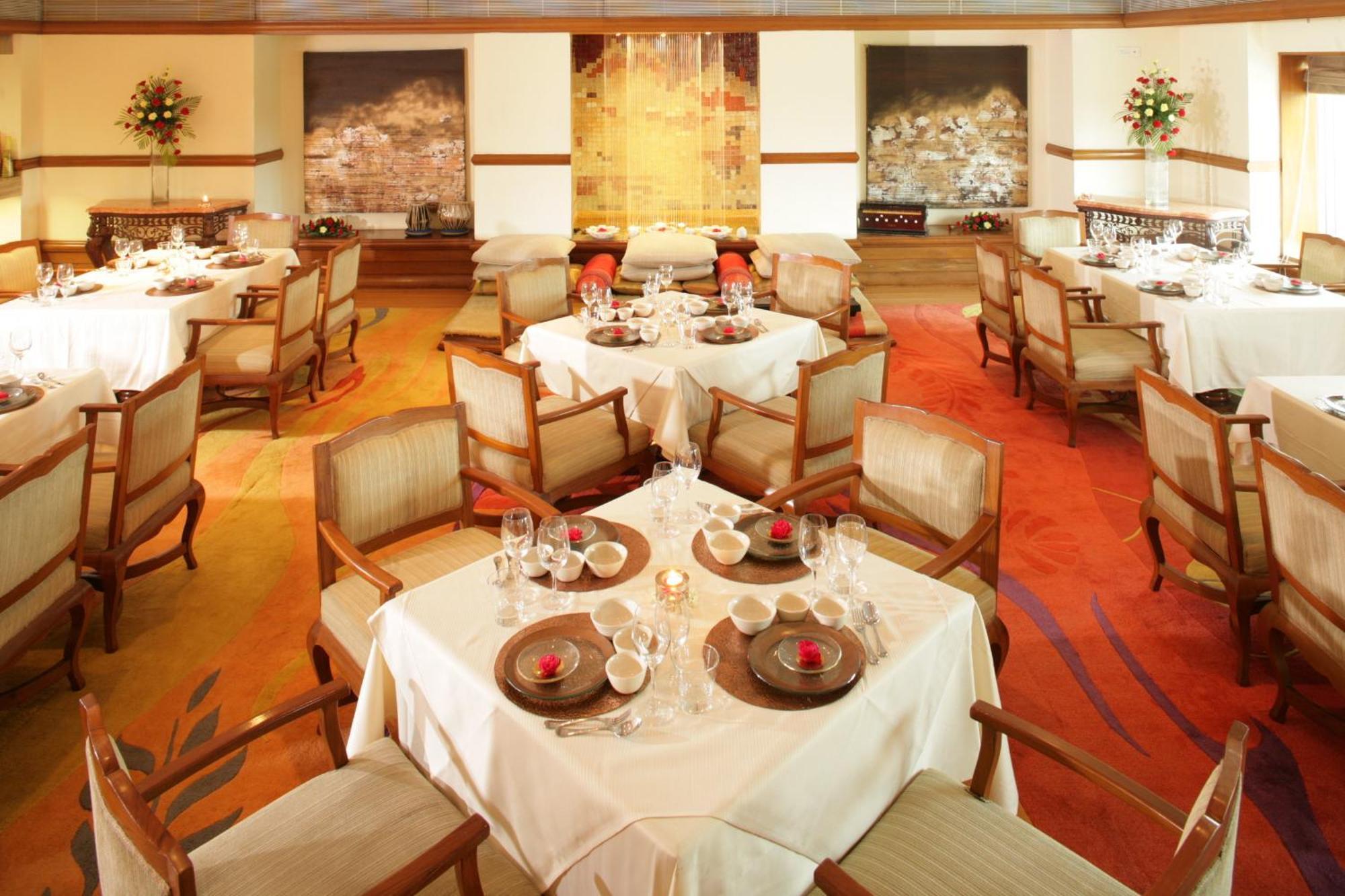 Hotel Jaypee Vasant Continental Neu-Delhi Exterior foto The interior of the restaurant