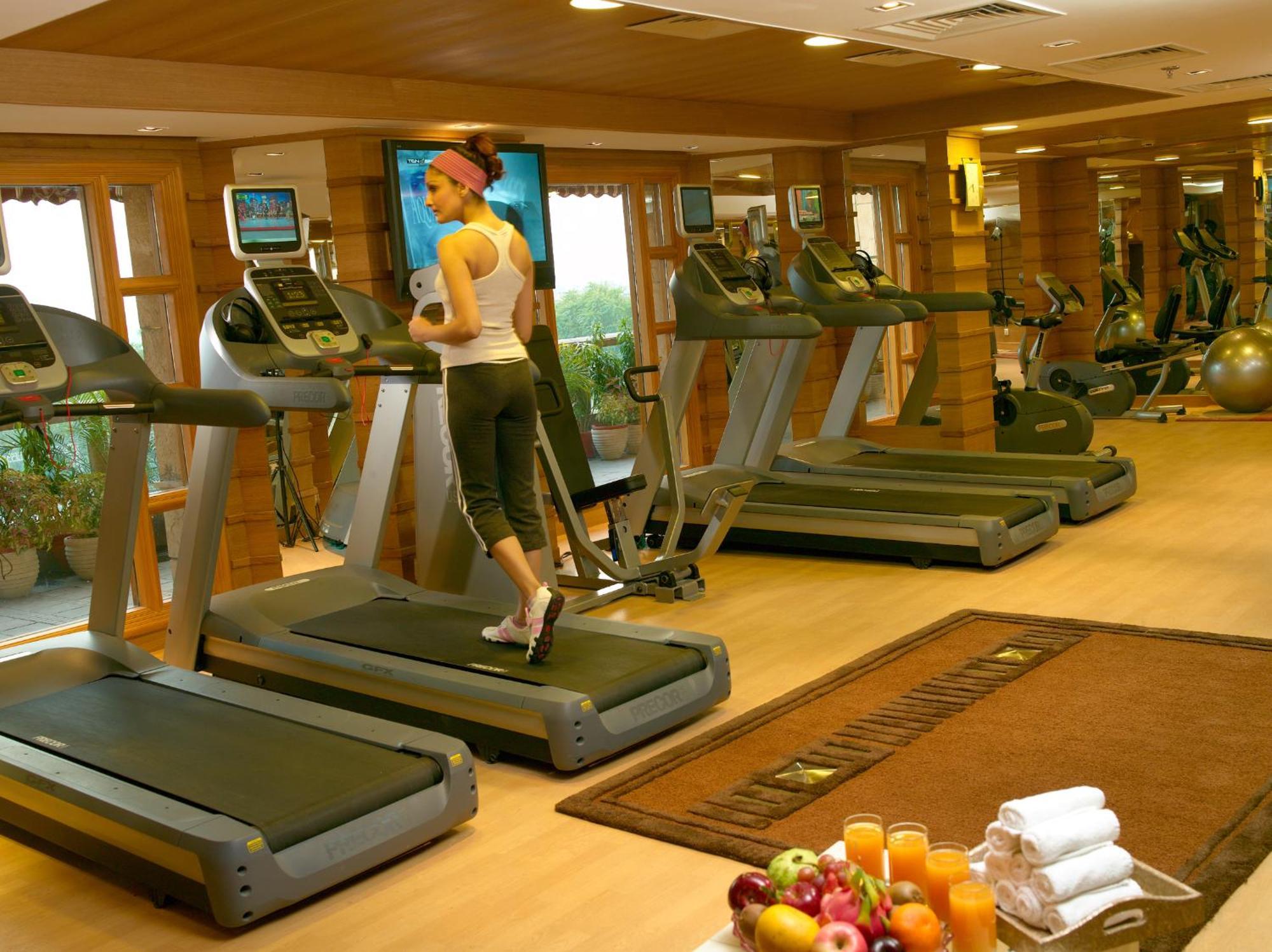 Hotel Jaypee Vasant Continental Neu-Delhi Exterior foto A treadmill in a gym