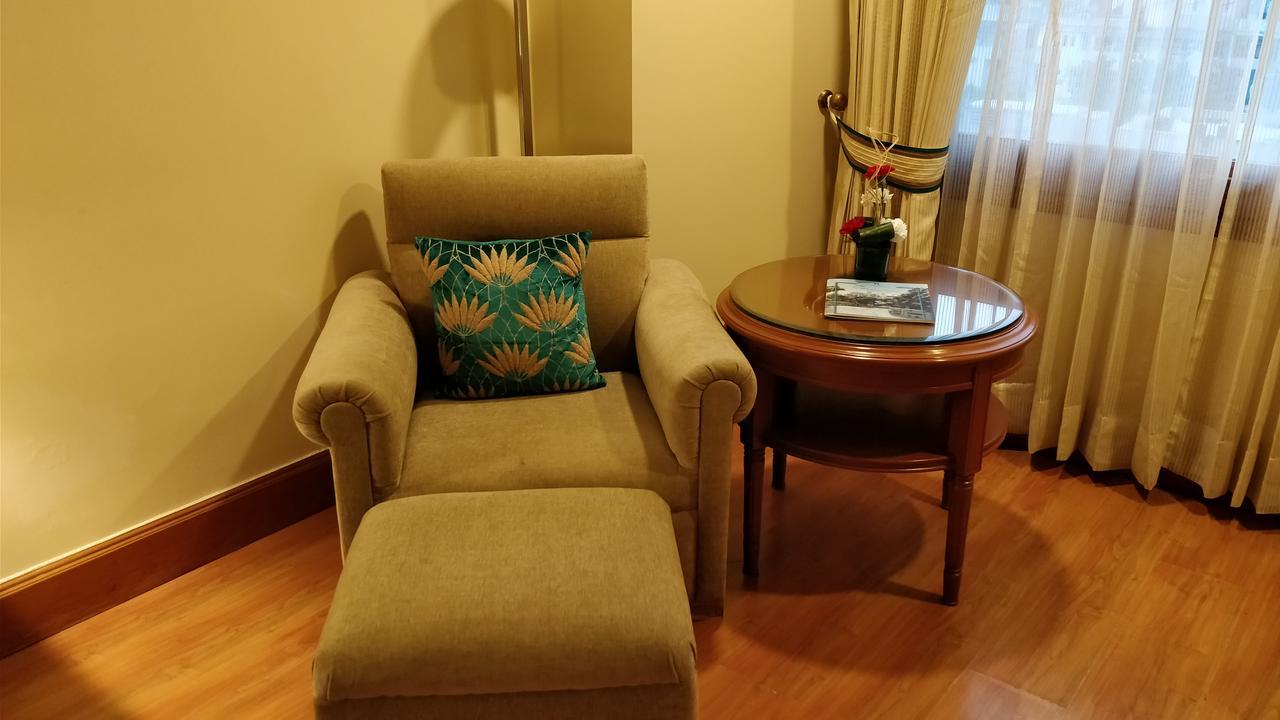 Hotel Jaypee Vasant Continental Neu-Delhi Exterior foto A chair with a footrest