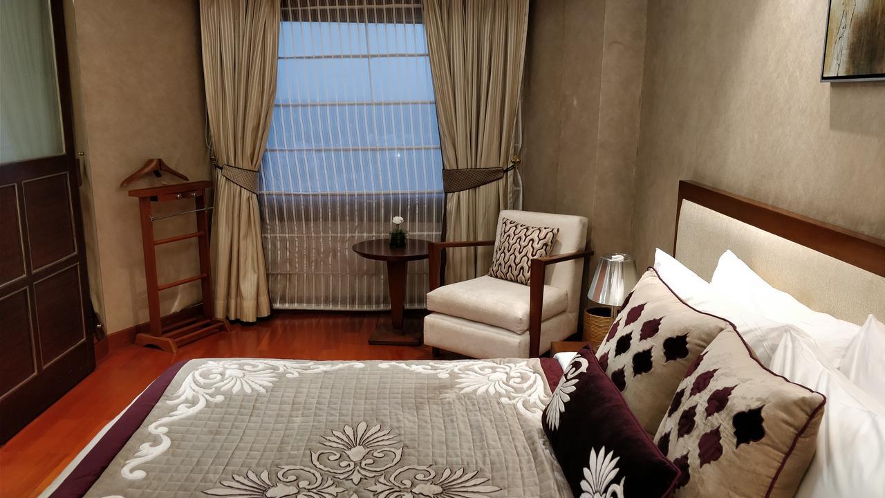 Hotel Jaypee Vasant Continental Neu-Delhi Exterior foto A bedroom at the hotel