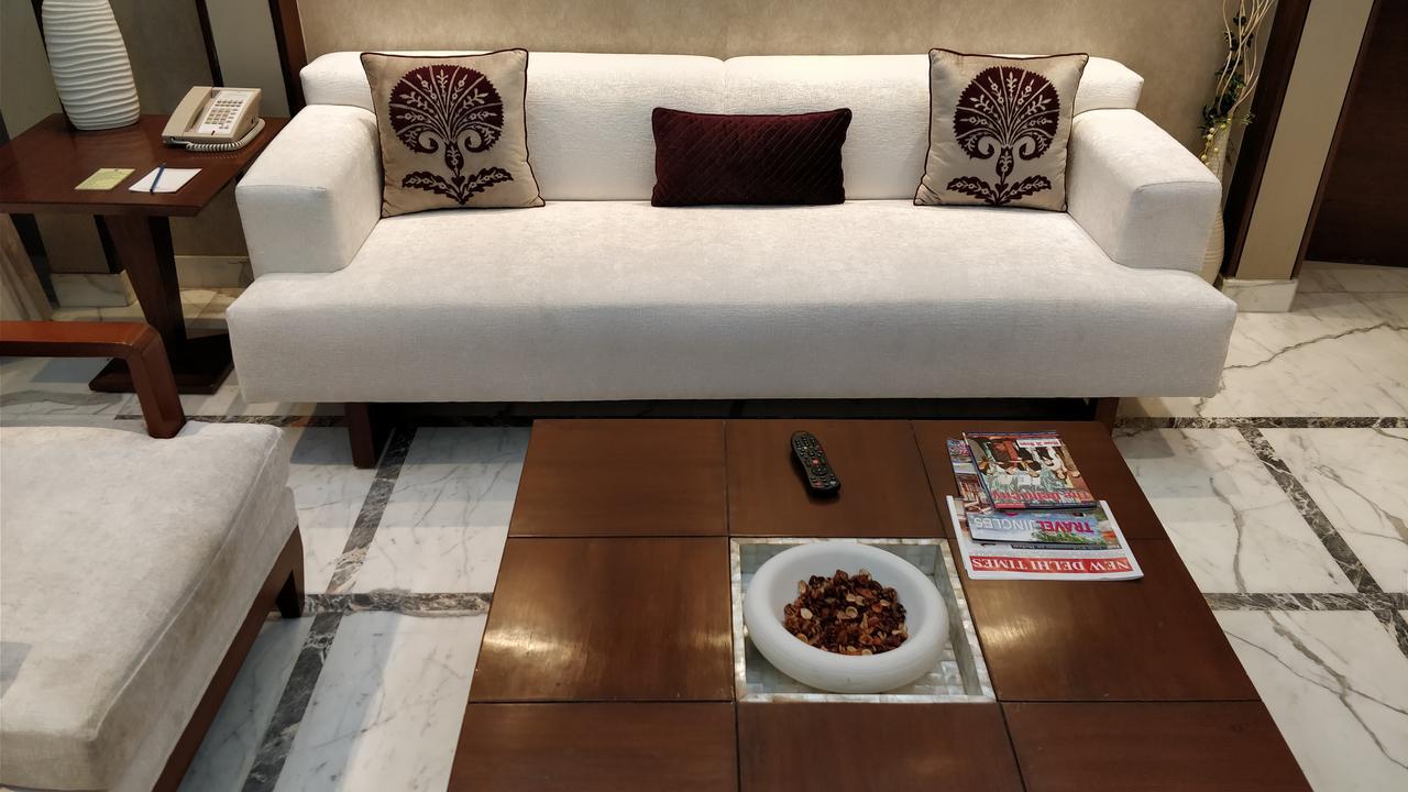 Hotel Jaypee Vasant Continental Neu-Delhi Exterior foto A contemporary sofa