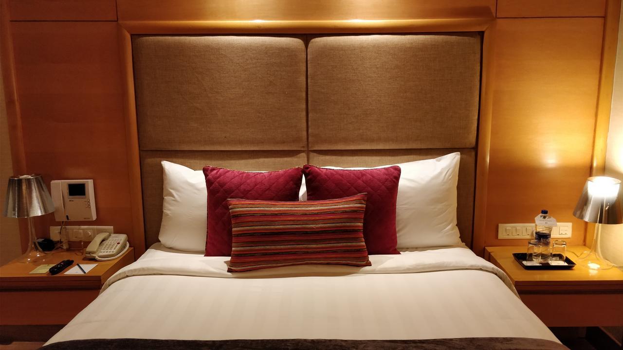 Hotel Jaypee Vasant Continental Neu-Delhi Exterior foto A bed with a headboard