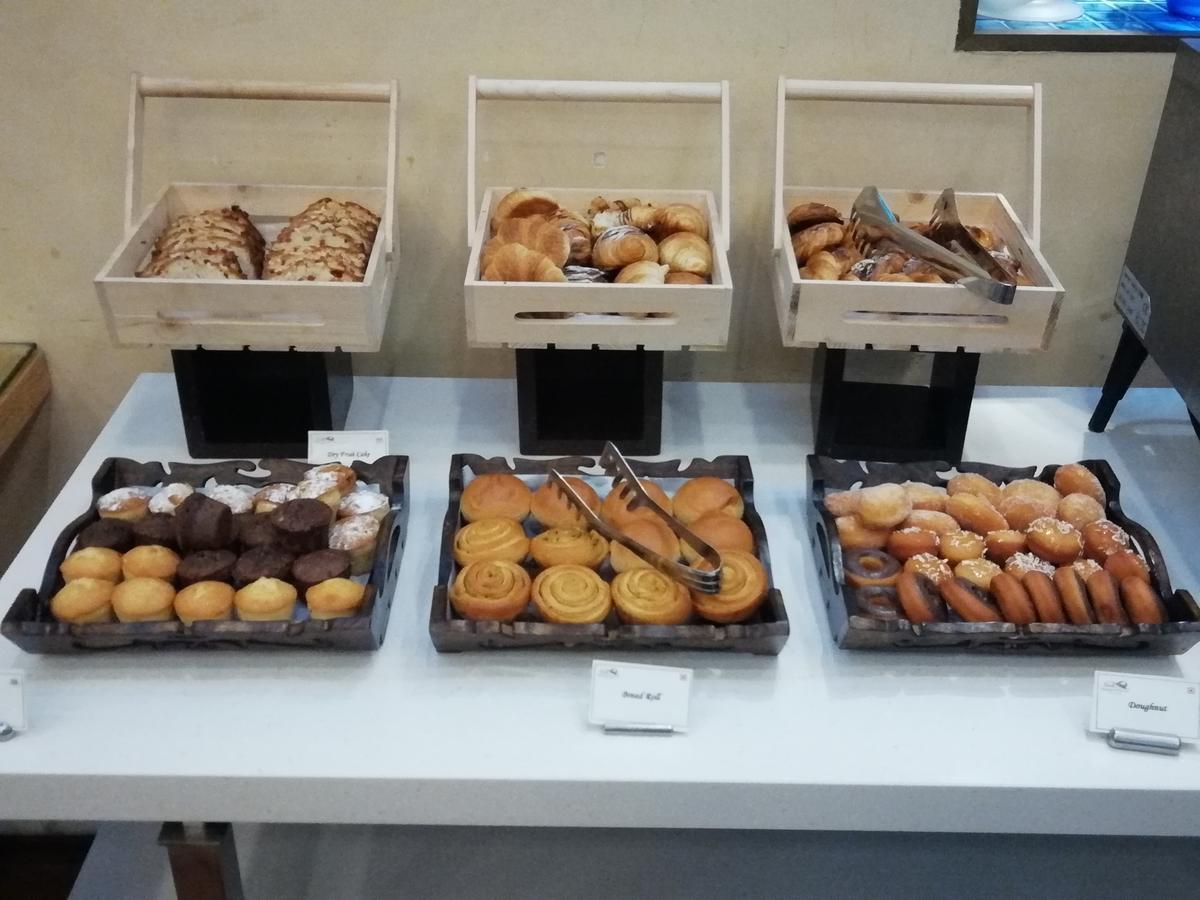Hotel Jaypee Vasant Continental Neu-Delhi Exterior foto A selection of pastries at a bakery